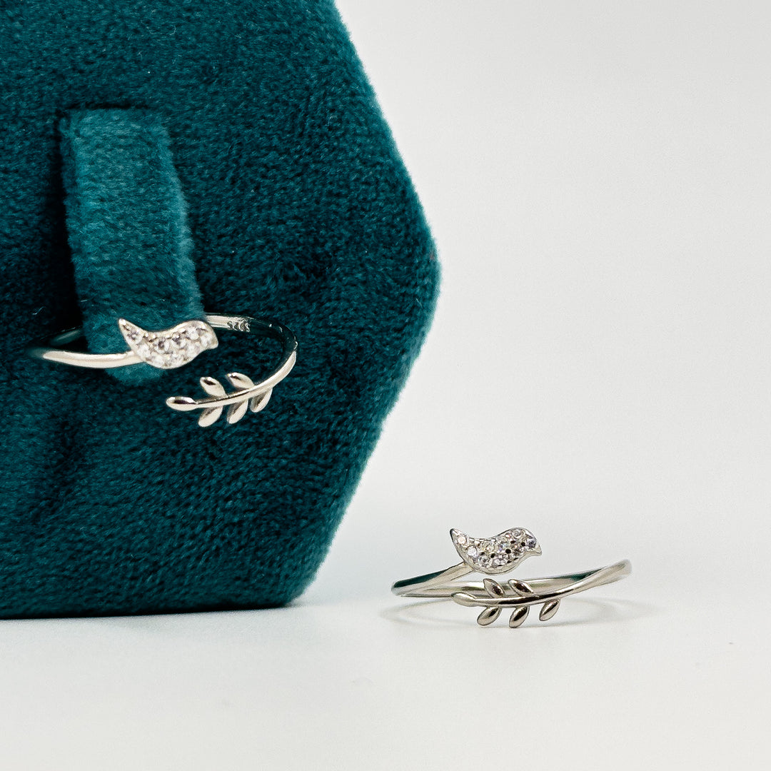 Flying bird toe ring