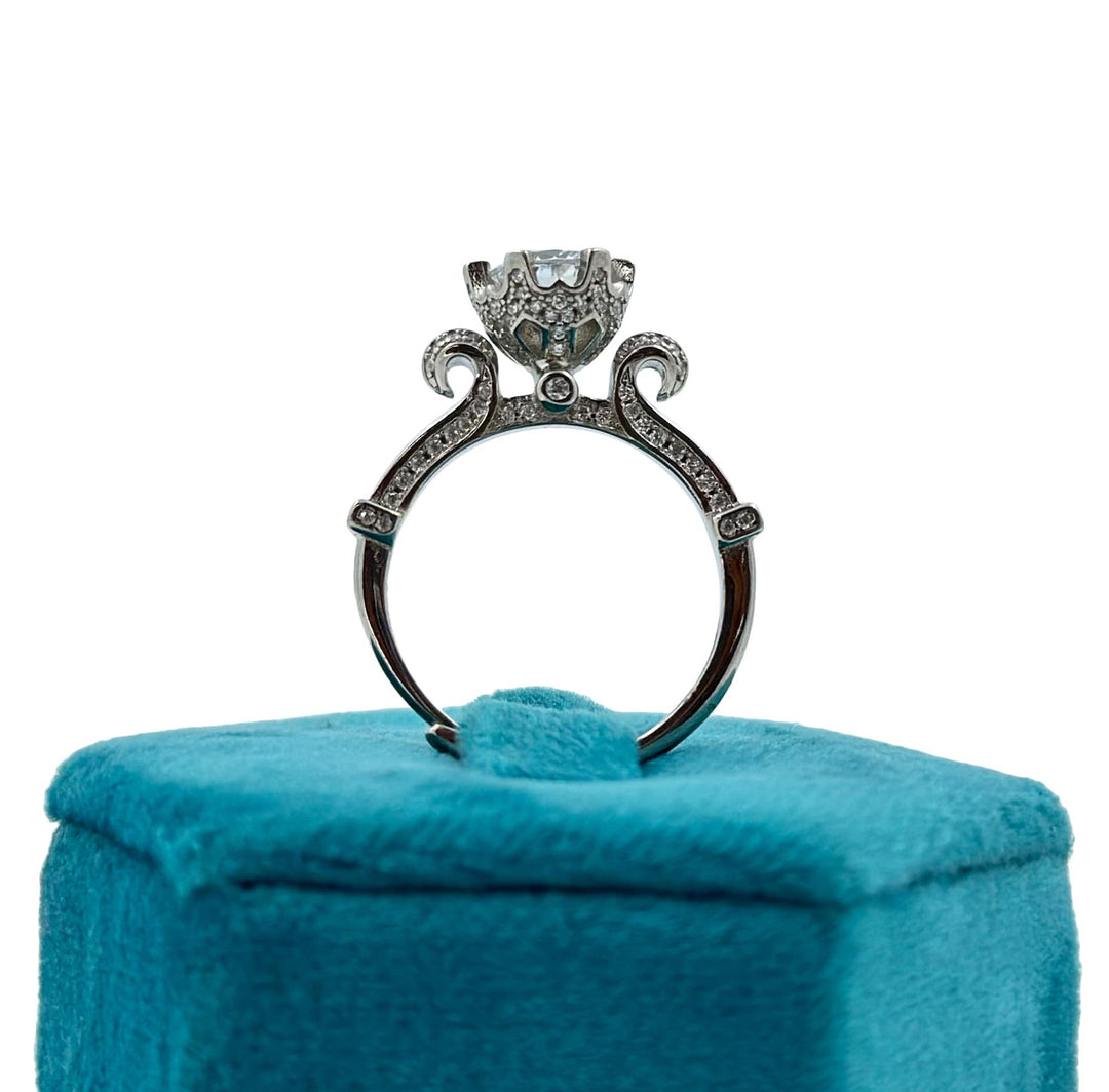 Queen solitaire ring